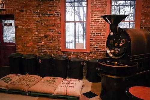 烘焙工场里的机器和咖啡豆