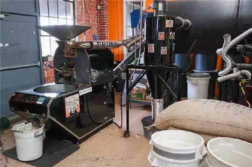 烘焙工场和待烘的咖啡豆